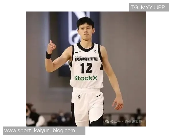 曾凡博亮相澳门布鲁克林篮网全队正式抵达开启新征程